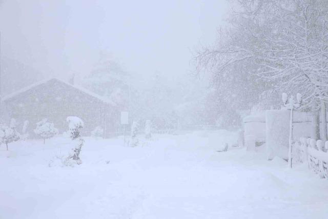 Yoğun kar yağışı Harput&rsquo;u yuttu, 4 bin yıllık tarih g&ouml;zden kayboldu 12