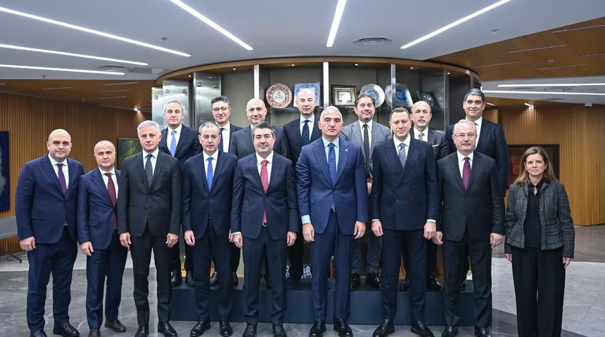 T&uuml;rkiye&rsquo;nin turizm g&uuml;ndemi masaya yatırıldı! Bakan Ersoy&rsquo;dan a&ccedil;ıklama