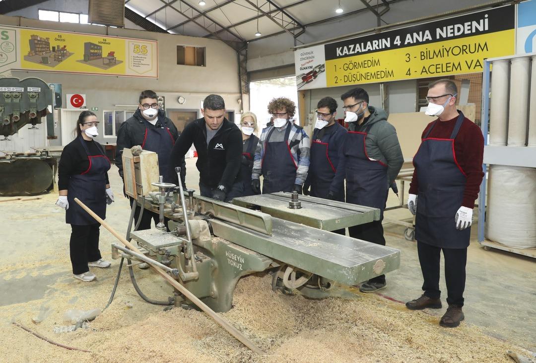 12 yıl &ouml;ğretmenlikten sonra marangoz oldu 1