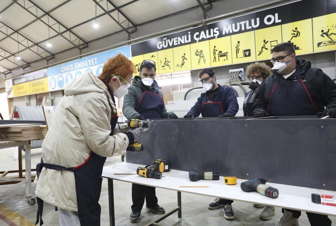 12 yıl &ouml;ğretmenlikten sonra marangoz oldu 5