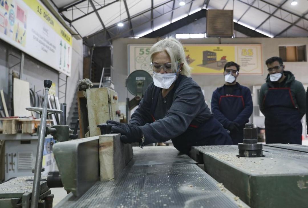 12 yıl &ouml;ğretmenlikten sonra marangoz oldu 6