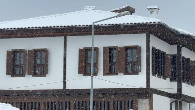 Safranbolu&rsquo;da kar yağışı tarihi konakları yeniden beyaza b&uuml;r&uuml;d&uuml; 2