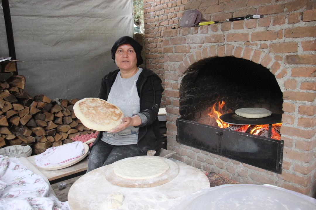 Sac &uuml;zerinde pişiyor, kapış kapış gidiyor! Elinin hamuru ile kazanıyor 1