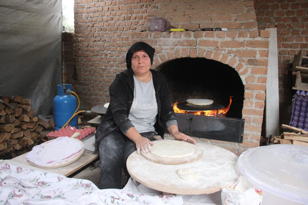 Sac &uuml;zerinde pişiyor, kapış kapış gidiyor! Elinin hamuru ile kazanıyor 3