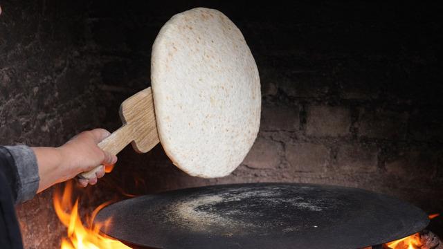 Sac üzerinde pişiyor, kapış kapış gidiyor! Elinin hamuru ile kazanıyor