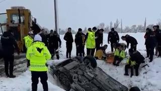 Polis aracı şarampole devrildi: 2 yaralı