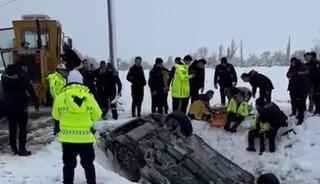 Polis aracı şarampole devrildi: 2 yaralı