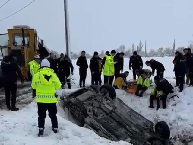 Polis aracı şarampole devrildi: 2 yaralı
