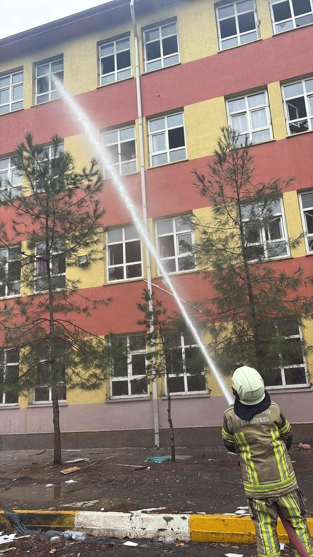 Diyarbakır&rsquo;da boş okulda yangın 1