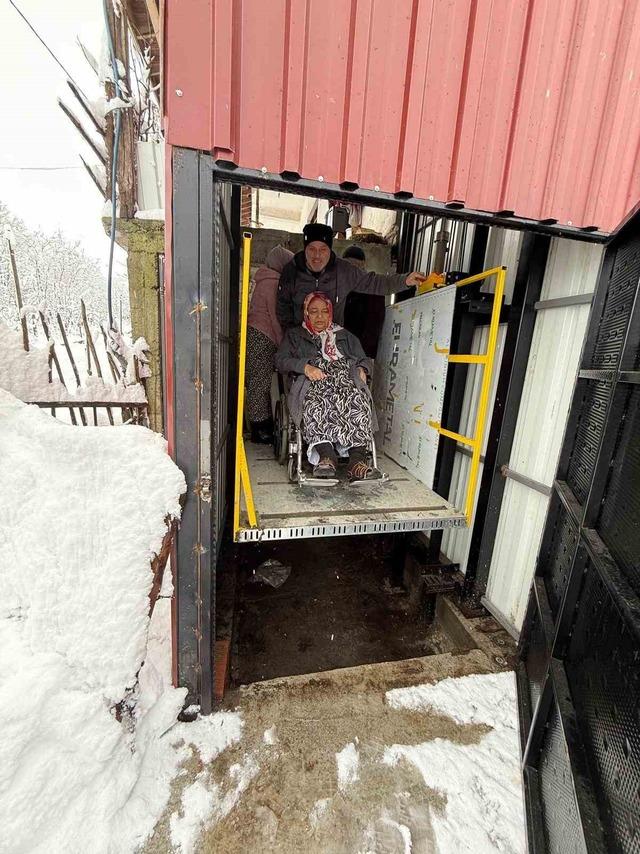 Kardan kapanan yolda diyaliz hastasının imdadına itfaiye yetişti 1