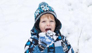 Kar yemek sağlıklı mı? Pekmezle karıştırıp yiyenleri uyardı