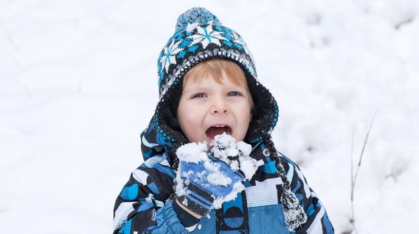 Kar yemek sağlıklı mı? Pekmezle karıştırıp yiyenleri uyardı