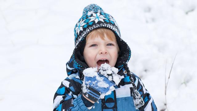 Kar yemek sağlıklı mı? Pekmezle karıştırıp yiyenleri uyardı