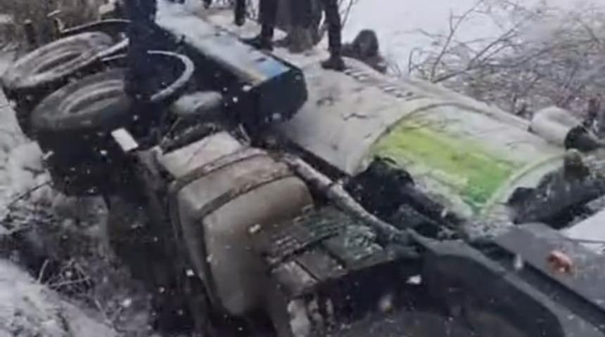 Kontrolden &ccedil;ıkan vidanj&ouml;r şarampole devrildi