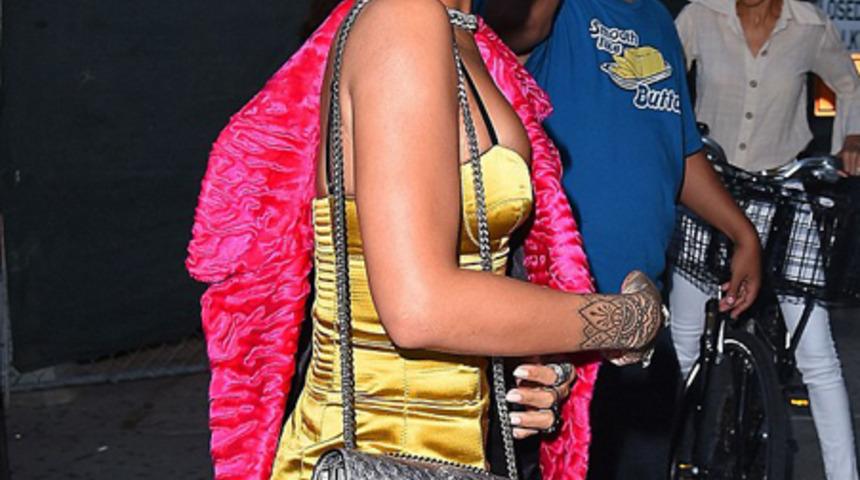 Rihanna yine b&uuml;y&uuml;ledi!