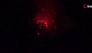 Filipinler'deki Mayon Yanardağı 100 metre y&uuml;ksekliğe lav p&uuml;sk&uuml;rtt&uuml;