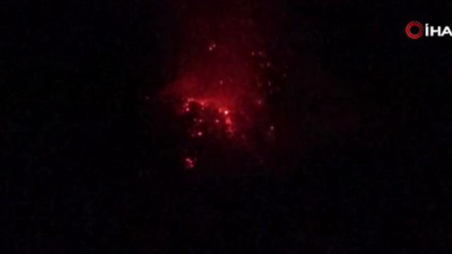 Filipinler'deki Mayon Yanardağı 100 metre yüksekliğe lav püskürttü