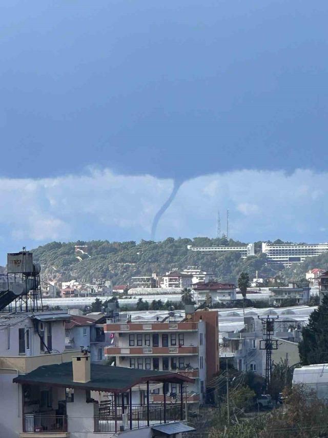 Alanya&rsquo;da denizde oluşan hortum kamerada 2
