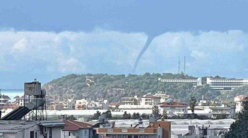 Alanya&rsquo;da denizde oluşan hortum kamerada