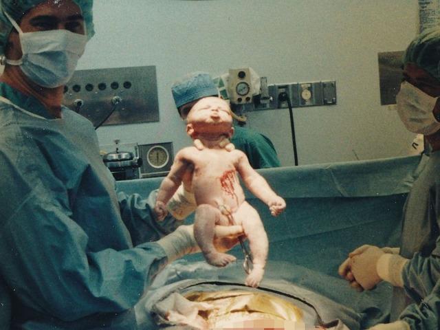 16 kardeşi olduğunu &ouml;ğrendi! Ger&ccedil;ek babası herkesi şaşkına &ccedil;evirdi