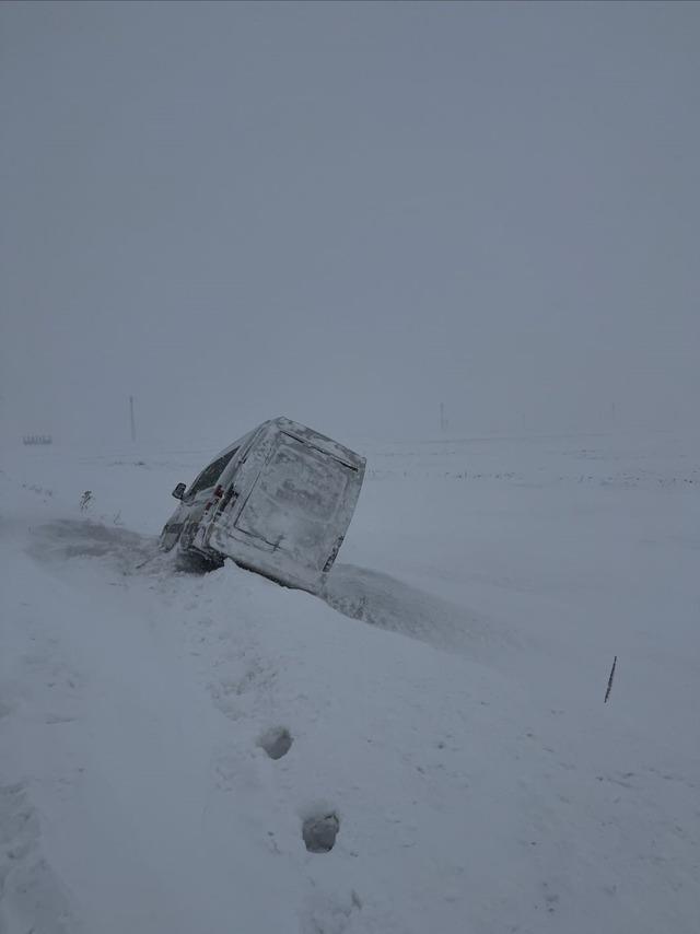 Kara saplanan minib&uuml;steki yolcuları jandarma kurtardı 1