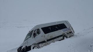 Kara saplanan minibüsteki yolcuları jandarma kurtardı