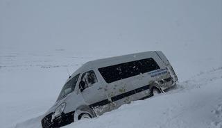 Kara saplanan minib&uuml;steki yolcuları jandarma kurtardı