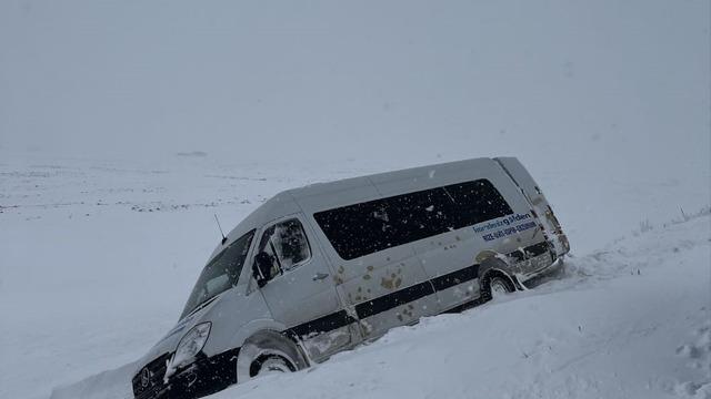 Kara saplanan minibüsteki yolcuları jandarma kurtardı