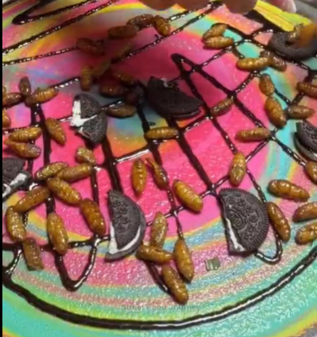 Bangkok’ta “sokak lezzeti”: Dışı renk renk içi böcek larvası! 1