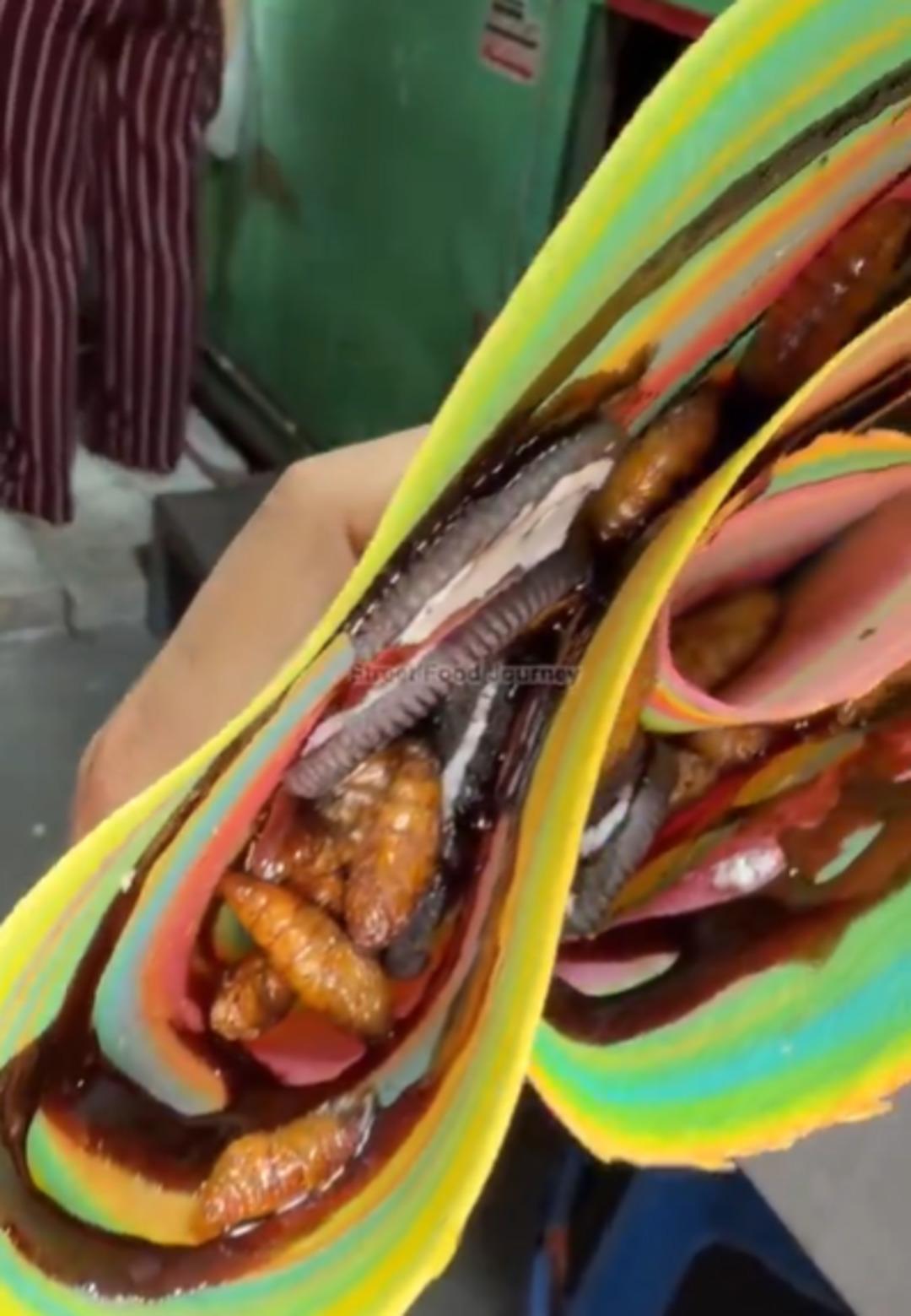 Bangkok’ta “sokak lezzeti”: Dışı renk renk içi böcek larvası! 2