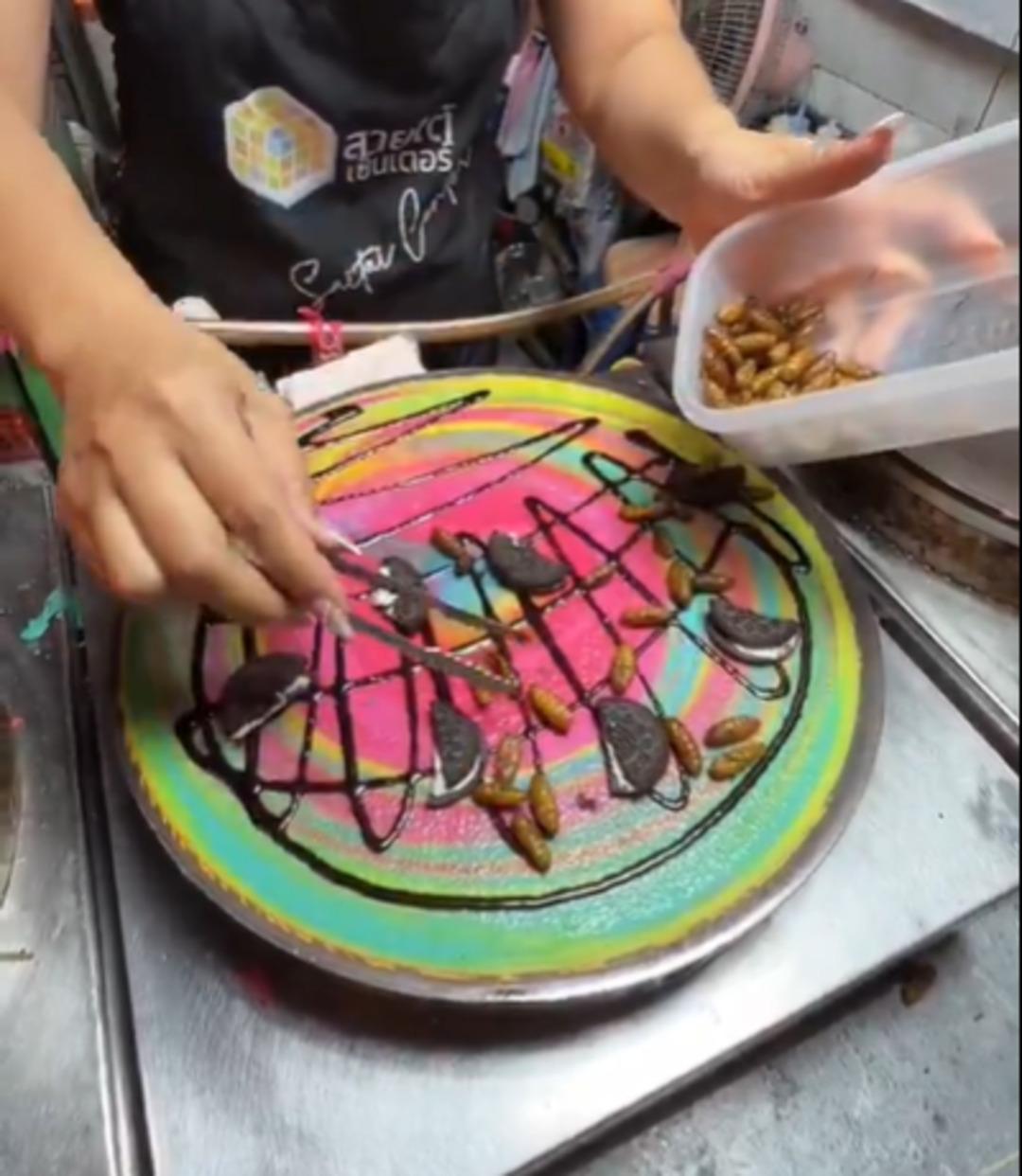 Bangkok’ta “sokak lezzeti”: Dışı renk renk içi böcek larvası! 3