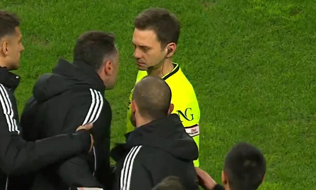 Burak Yılmaz ın g&ouml;z&uuml; d&ouml;nd&uuml;, hakemin &uuml;zerine y&uuml;r&uuml;d&uuml;! Tarihi ceza kapıda 1