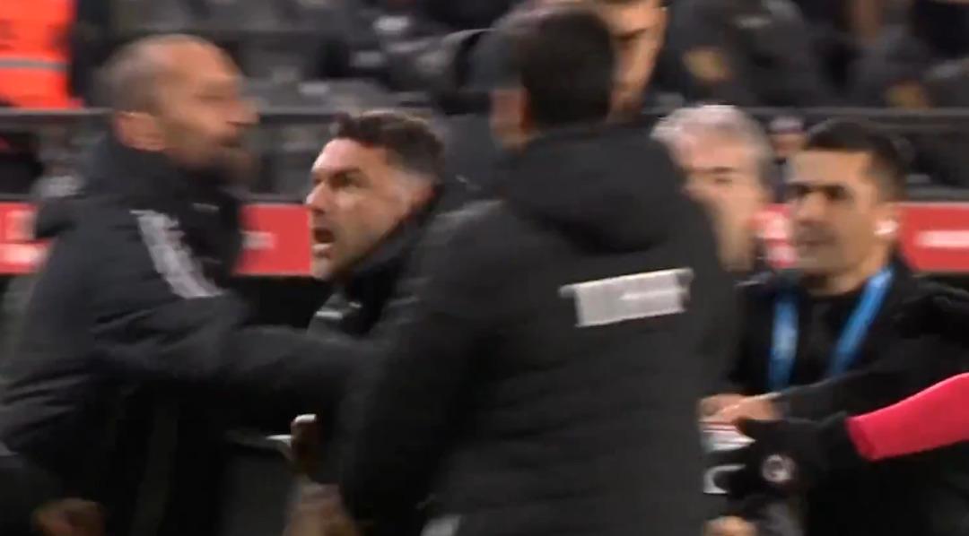 Burak Yılmaz ın g&ouml;z&uuml; d&ouml;nd&uuml;, hakemin &uuml;zerine y&uuml;r&uuml;d&uuml;! Tarihi ceza kapıda 2