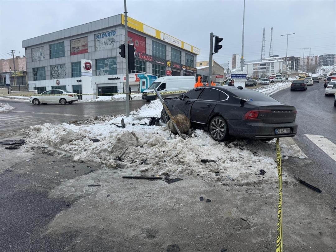 Yozgat&rsquo;ta iki otomobil &ccedil;arpıştı: 1 &ouml;l&uuml;, 1 yaralı 2