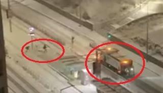 Kar k&uuml;reme aracına kar topu attılar: Faciaya ramak kaldı