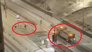 Kar topu isabet eden kar küreme aracı refüje çarptı; o anlar kamerada