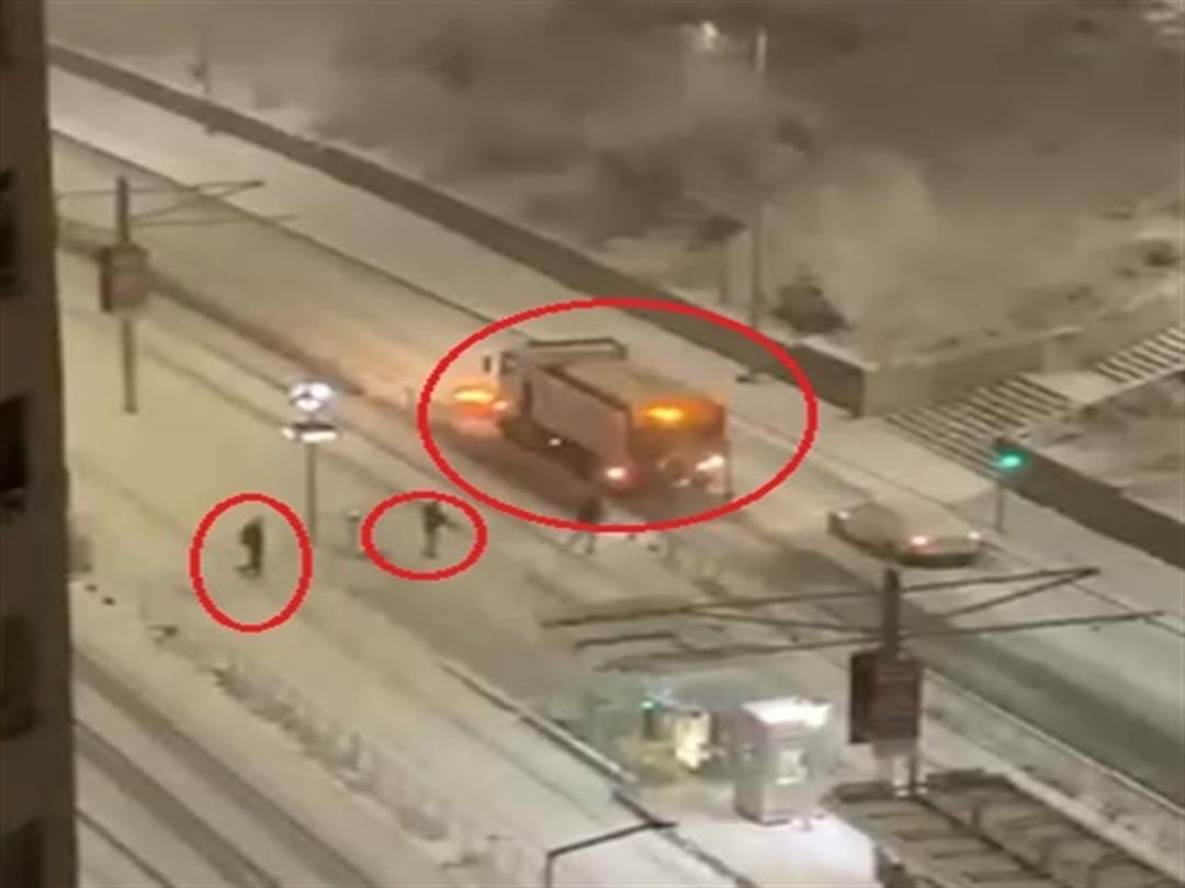 Kar topu isabet eden kar küreme aracı refüje çarptı; o anlar kamerada 1