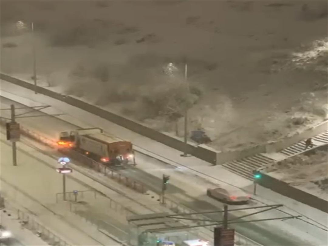 Kar topu isabet eden kar küreme aracı refüje çarptı; o anlar kamerada 2