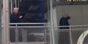 Trump; duyunca sinirlendi, k&uuml;f&uuml;r edip orta parmağını g&ouml;sterdi