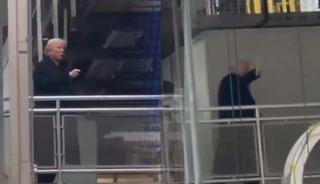 Trump; duyunca sinirlendi, k&uuml;f&uuml;r edip orta parmağını g&ouml;sterdi