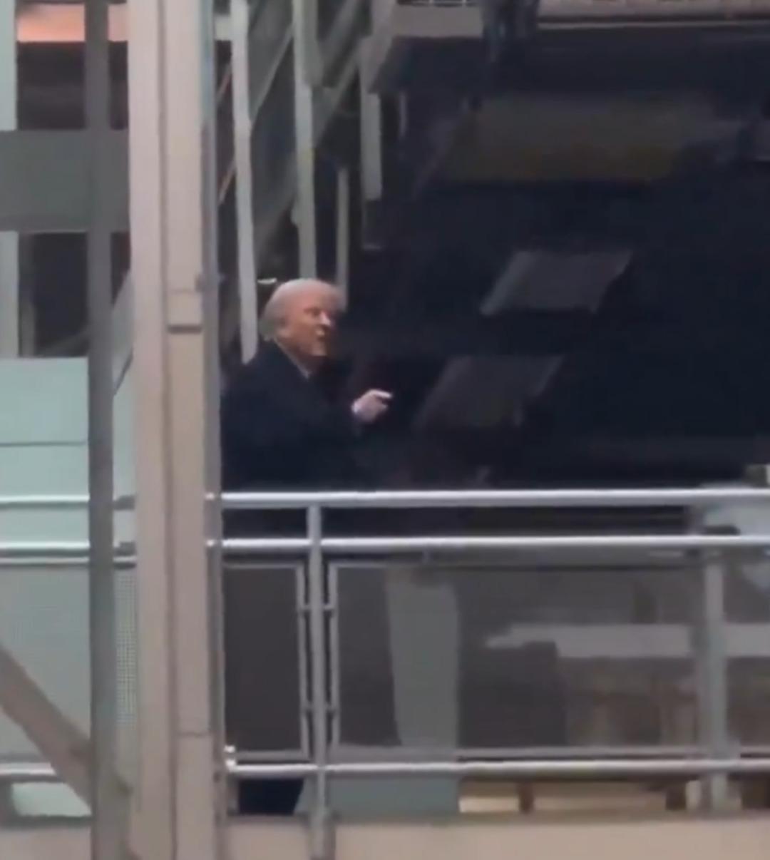 Trump ı kızdıran protesto! Duyunca sinirlendi, k&uuml;f&uuml;r edip orta parmağını g&ouml;sterdi 1