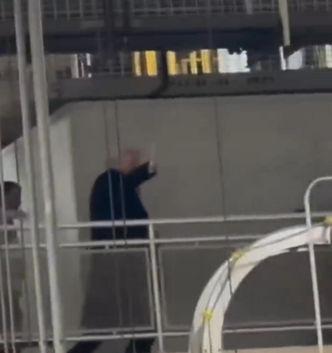 Trump ı kızdıran protesto! Duyunca sinirlendi, k&uuml;f&uuml;r edip orta parmağını g&ouml;sterdi 2