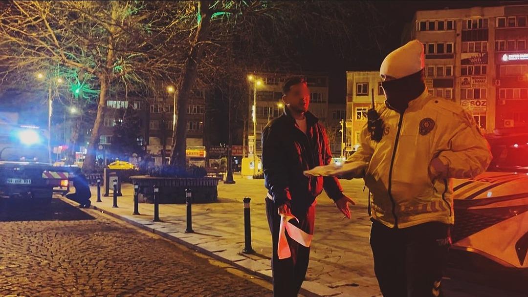 Polise dakikalarca dil d&ouml;kt&uuml;: "Ben polis olacak adamım, boyum da uzun" 1