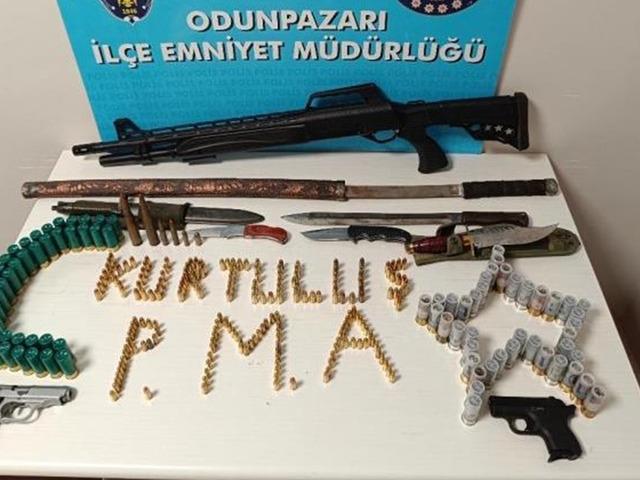 Bisikletle &ccedil;arpıp tehdit etti: İş yerinden cephanelik &ccedil;ıktı!