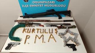 Bisikletle çarptığı vatandaşı tehdit etti: İş yerinden cephanelik çıktı!