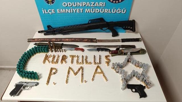 Bisikletle çarptığı vatandaşı tehdit etti: İş yerinden cephanelik çıktı!