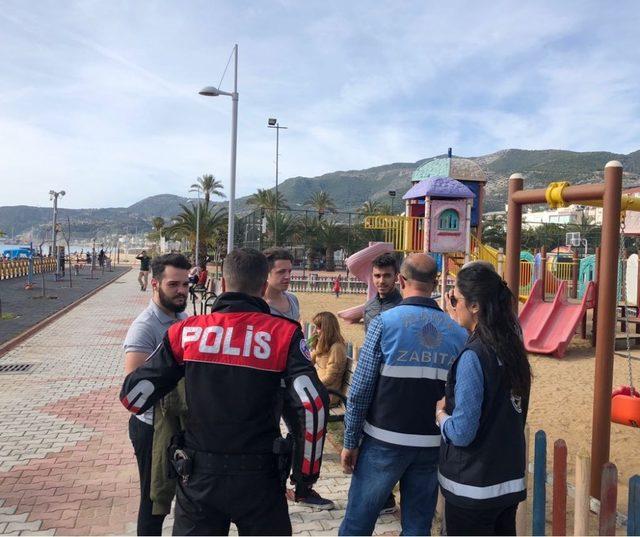 Alanya&rsquo;da polis parklarda denetimlerini s&uuml;rd&uuml;r&uuml;yor 1