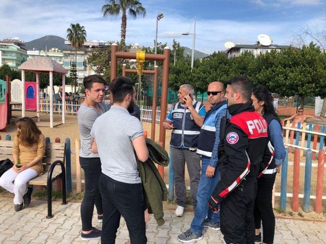 Alanya&rsquo;da polis parklarda denetimlerini s&uuml;rd&uuml;r&uuml;yor 2