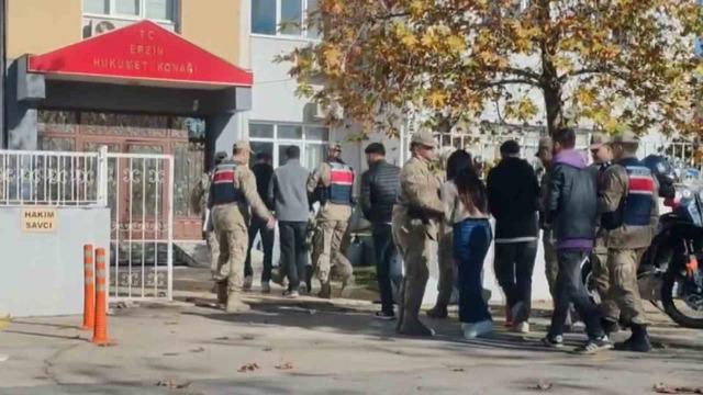 Portakal &ccedil;alarken su&ccedil;&uuml;st&uuml; yakalandılar 1