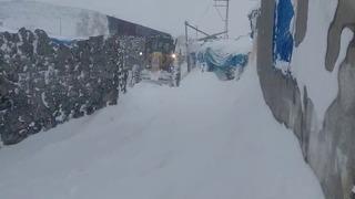 2 bin 300 rakımda karla zorlu mücadele